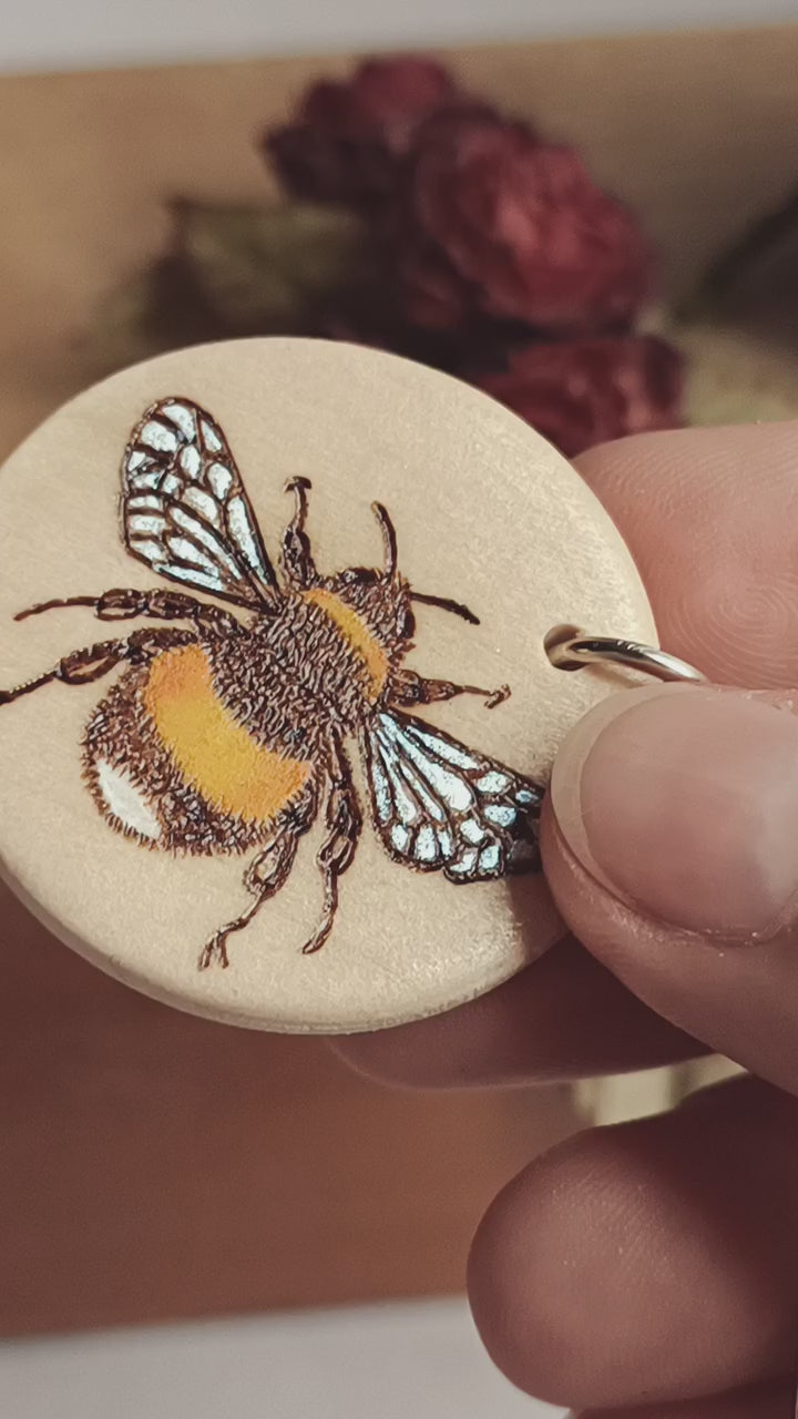 Video close-up of the bumblebee keyring highlighting the burning texture and shimmer accents.